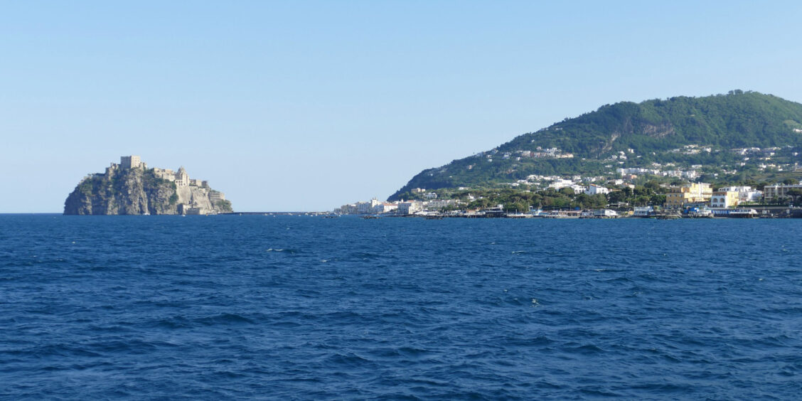Vue du Château Aragonais et de la côte d'Ischia depuis la mer.
