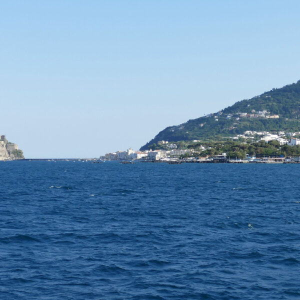 Vue du Château Aragonais et de la côte d'Ischia depuis la mer.