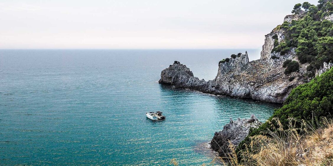 Excursion en bateau sur la Côte Amalfitaine avec criques sauvages et eau turquoise.