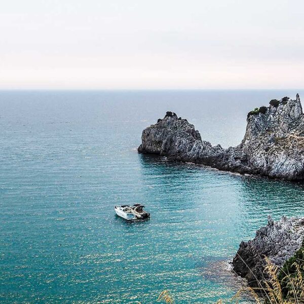 Excursion en bateau sur la Côte Amalfitaine avec criques sauvages et eau turquoise.