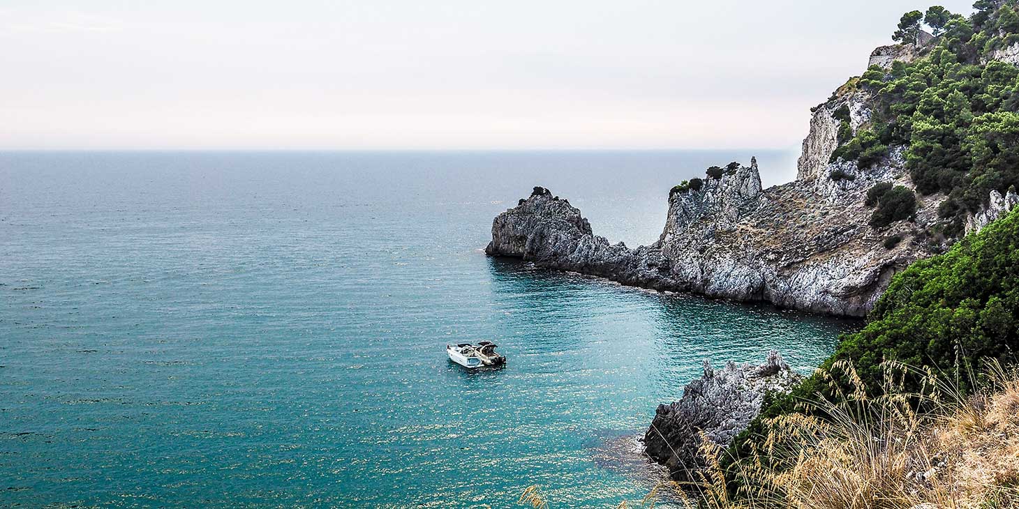 Excursion en bateau sur la Côte Amalfitaine avec criques sauvages et eau turquoise.