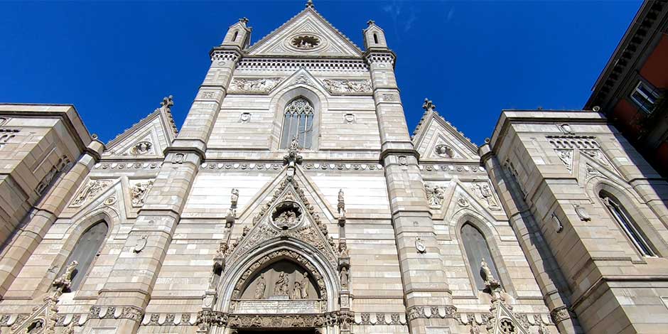 Façade de la cathédrale de Naples (Duomo San Gennaro) avec architecture gothique et détails sculptés.