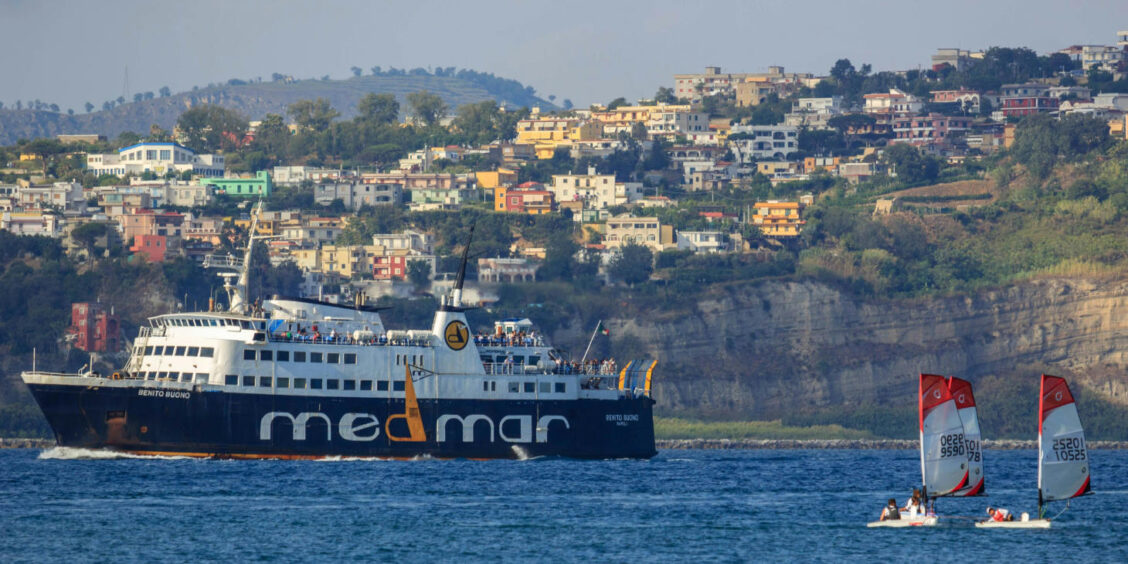 Ferry Medmar assurant la traversée vers l'île de Procida en Campanie, avec des petits voiliers au premier plan.