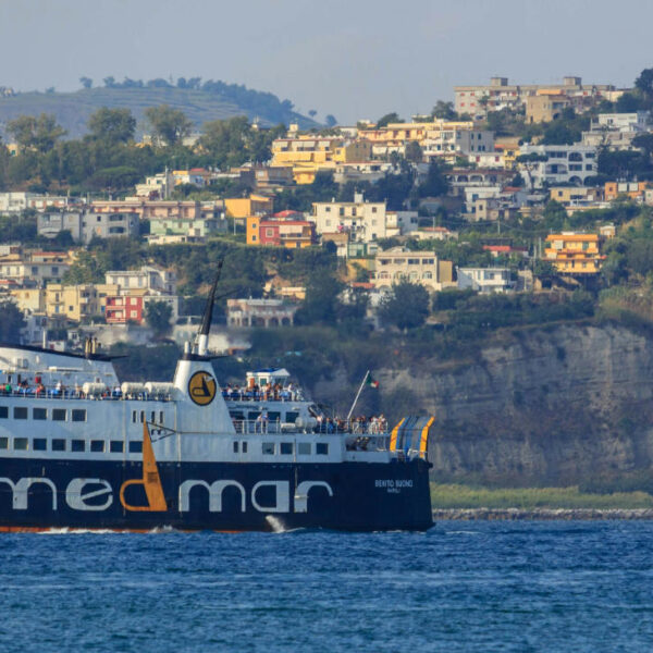 Ferry Medmar assurant la traversée vers l'île de Procida en Campanie, avec des petits voiliers au premier plan.