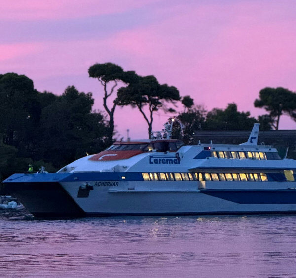 Liaison maritime entre Ischia et Capri en ferry au coucher du soleil, vue du bateau Achernar.