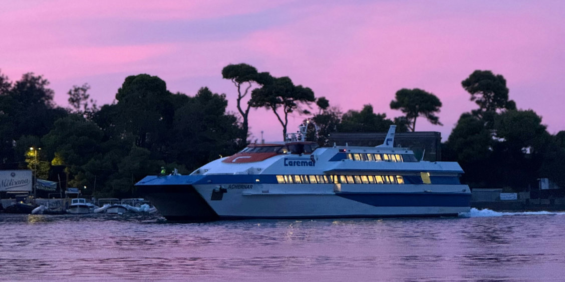 Liaison maritime entre Ischia et Capri en ferry au coucher du soleil, vue du bateau Achernar.