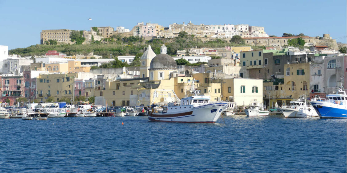 Vue sur le port de Marina Grande à Procida lors d'une traversée en ferry.