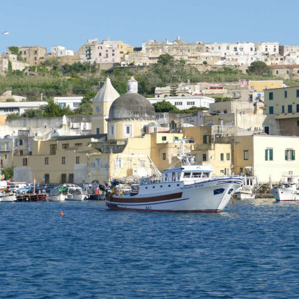 Vue sur le port de Marina Grande à Procida lors d'une traversée en ferry.