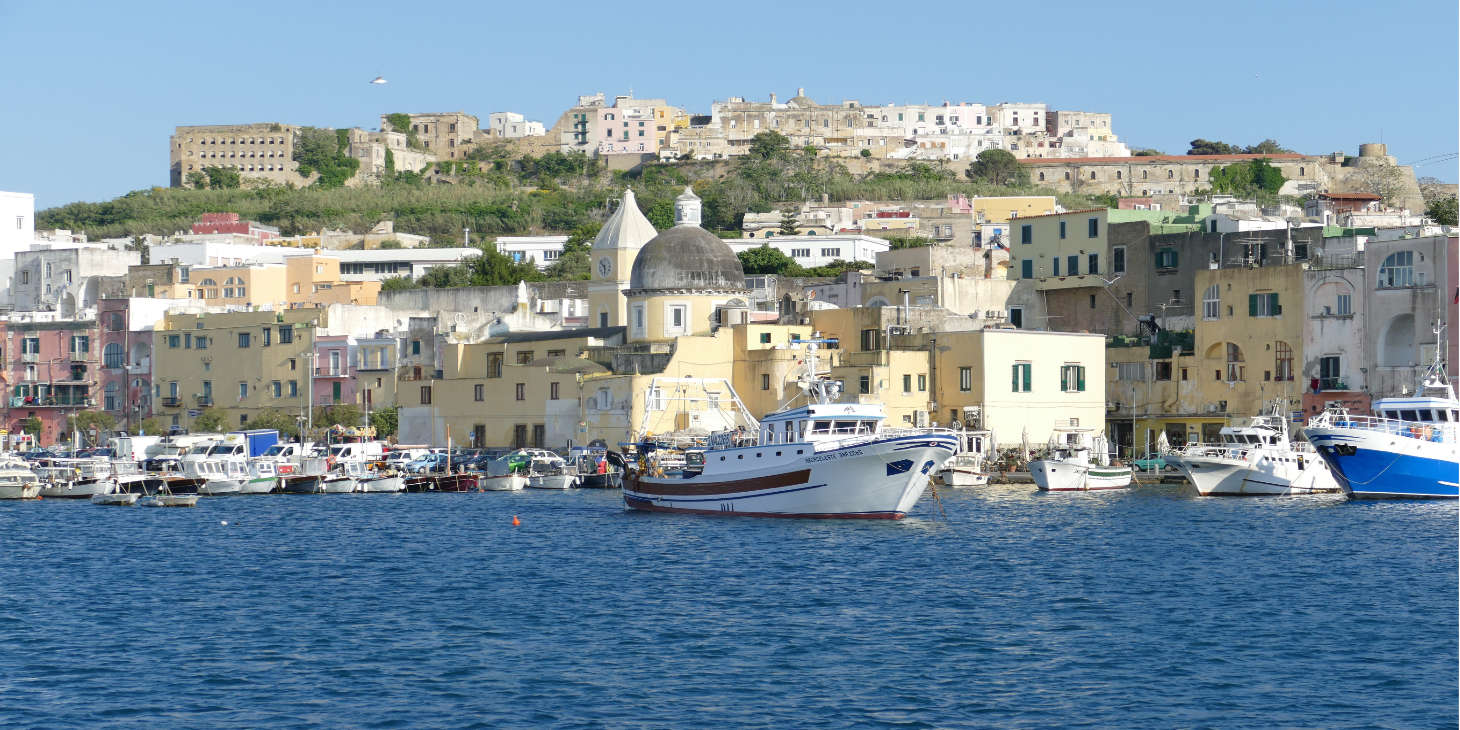 Vue sur le port de Marina Grande à Procida lors d'une traversée en ferry.