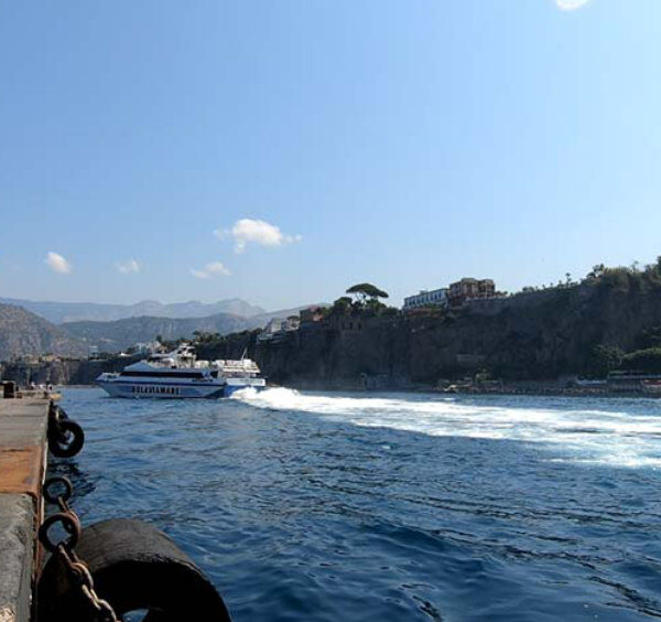 Ferry entre Naples et Sorrente avec vue sur la côte et navigation sur la mer Méditerranée.