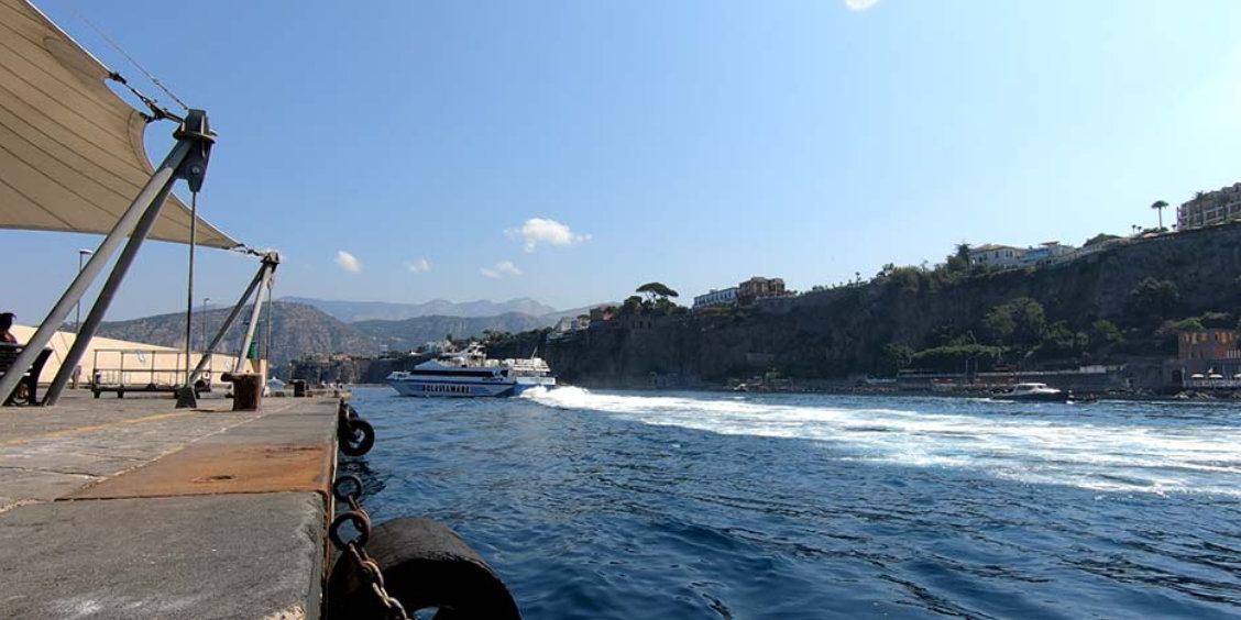 Ferry entre Naples et Sorrente avec vue sur la côte et navigation sur la mer Méditerranée.