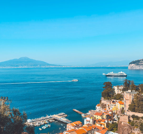 Paysage de la côte de Sorrente surplombant la mer Méditerranée, avec vue sur le volcan Vésuve et le port.
