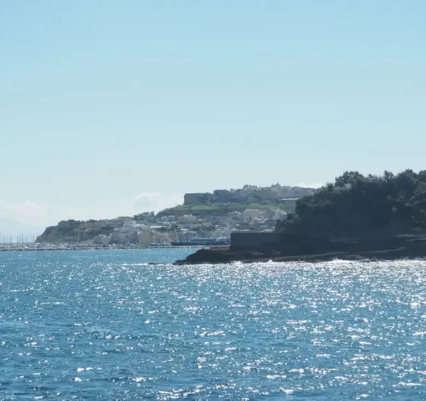 La côte d'Ischia se profilant à l'horizon lors de la traversée en ferry depuis Sorrente.
