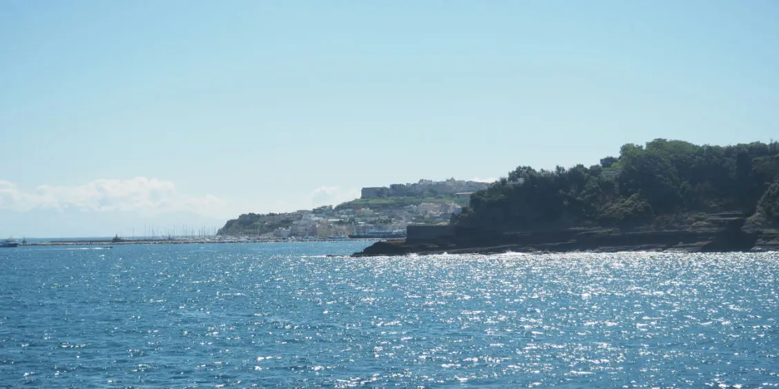 La côte d'Ischia se profilant à l'horizon lors de la traversée en ferry depuis Sorrente.