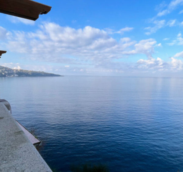 Sorrente en février avec terrasse panoramique, mer calme et ciel nuageux.