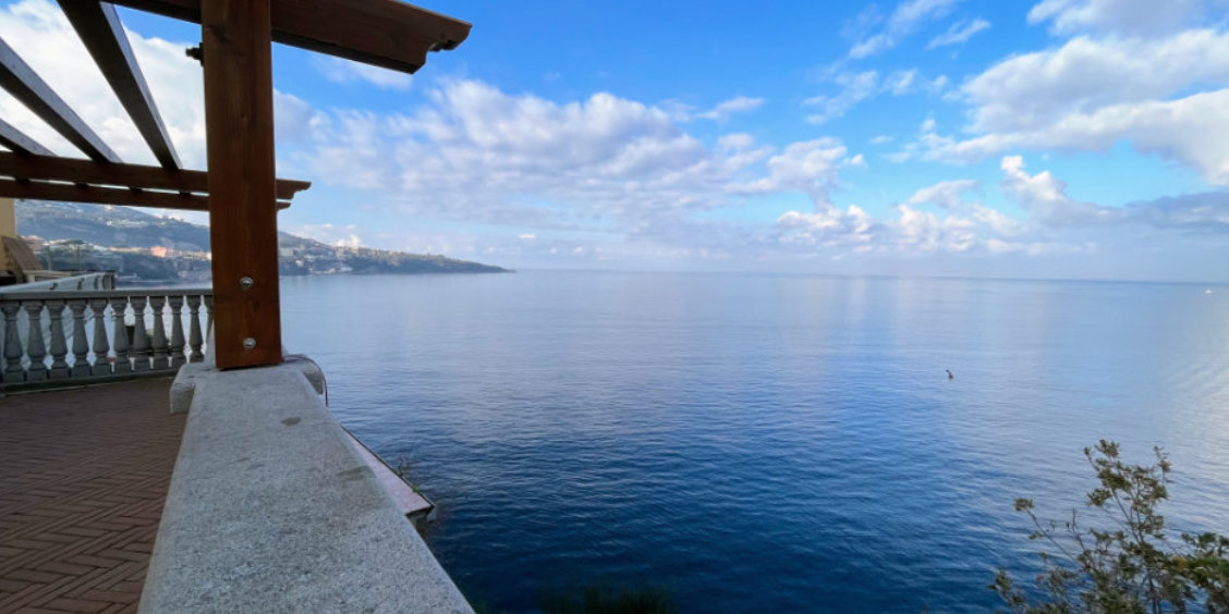 Sorrente en février avec terrasse panoramique, mer calme et ciel nuageux.