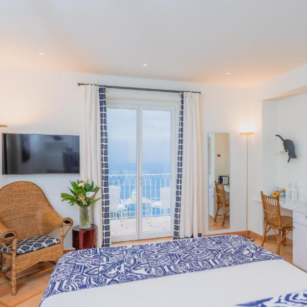 Chambre du Five à Positano avec balcon et vue sur la mer.