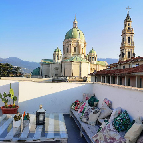 Terrasse sur le toit du Flamingo B&B avec vue panoramique sur le Sanctuaire de Pompéi.