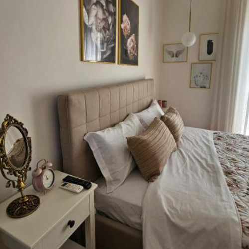Chambre élégante au Flamingo B&B avec décoration soignée et tête de lit capitonnée.