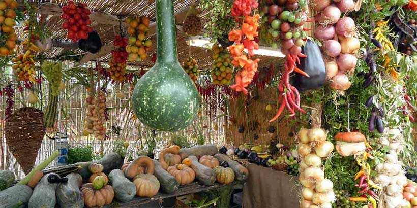 Produits agricoles suspendus et courges exposées à la foire de Colli di Fontanelle.