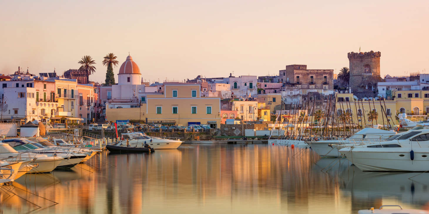 Le port de Forio à Ischia et ses reflets dorés au coucher du soleil.