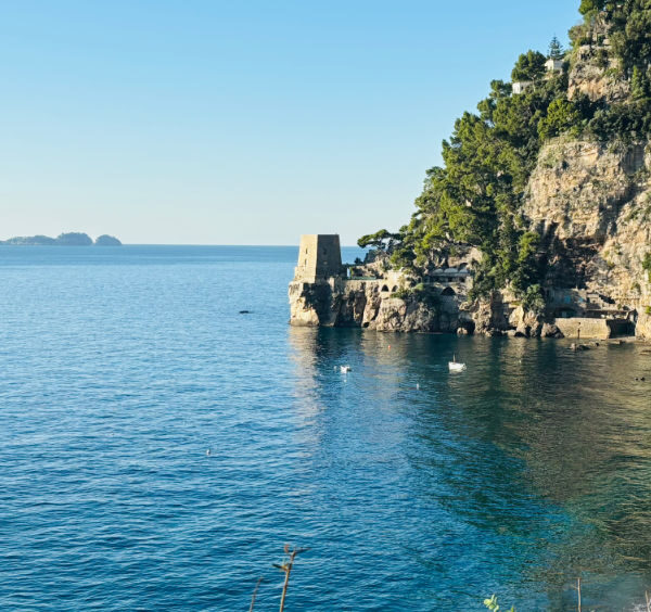 Spiaggia di Fornillo à Positano, plage plus calme avec tour sarrasine et mer cristalline.