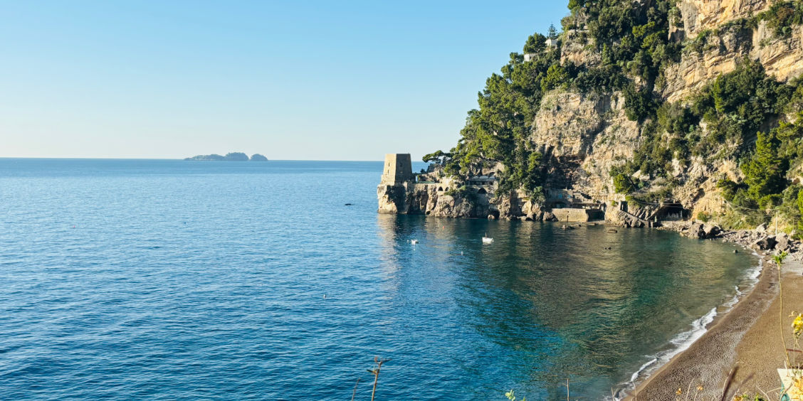 Spiaggia di Fornillo à Positano, plage plus calme avec tour sarrasine et mer cristalline.