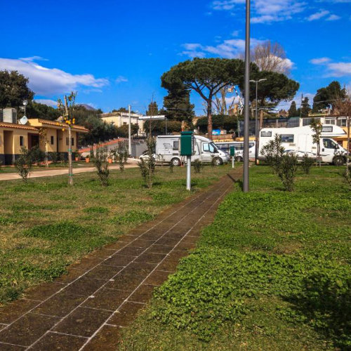 Allée pavée et camping-cars sous le soleil au Fortuna Village Pompei.