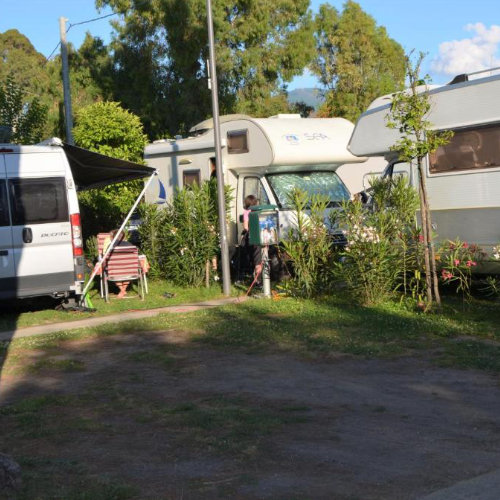 Camping-cars installés sur des emplacements verdoyants au Fortuna Village Pompei.