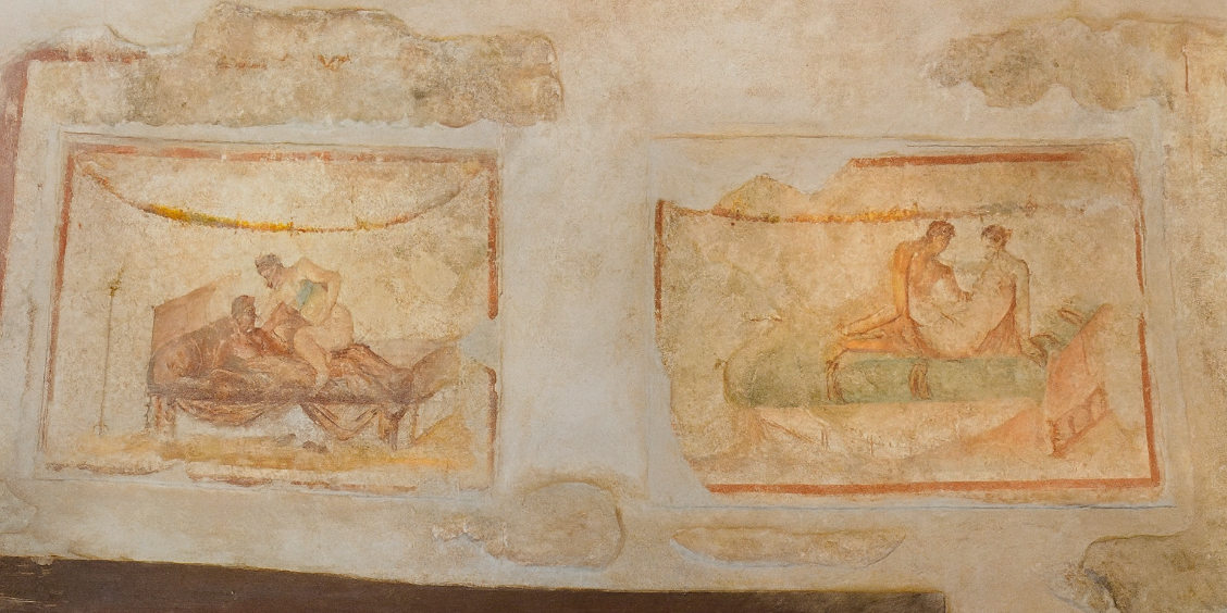 Fresques érotiques antiques représentant des couples sur les murs de plâtre de Pompéi.