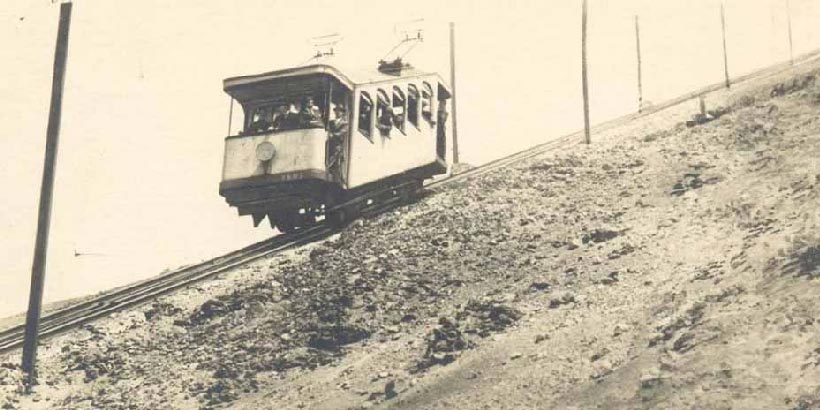 Photo d'époque du funiculaire montant les pentes du Vésuve.