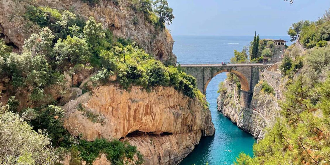 Fjord de Furore sur la Côte Amalfitaine, avec son pont entre falaises et eaux turquoise.