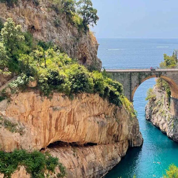 Fjord de Furore sur la Côte Amalfitaine, avec son pont entre falaises et eaux turquoise.