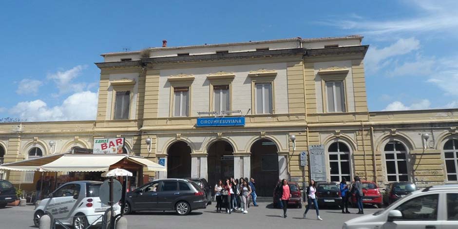 Bâtiment voyageurs de la gare de Pompei Santuario, une structure jaune classique avec des arcades en façade.