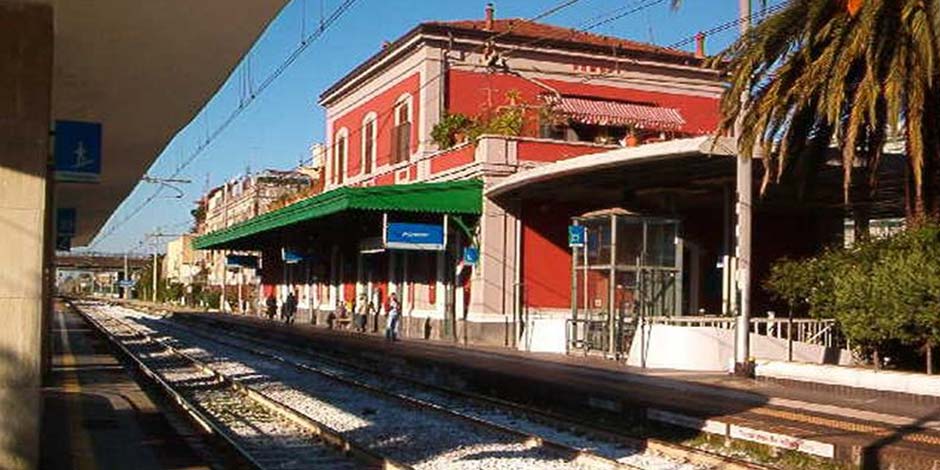 Bâtiment voyageurs de la gare de Pompei Santuario, une structure jaune classique avec des arcades en façade.