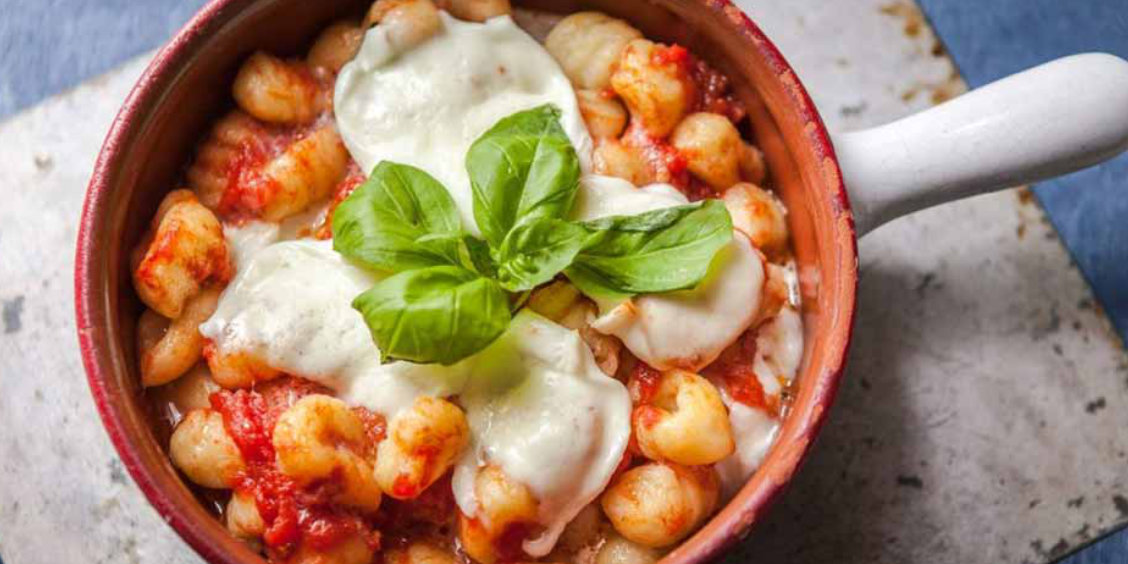Gnocchis à la sorrentina avec sauce tomate, mozzarella fondue et basilic, spécialité italienne traditionnelle.