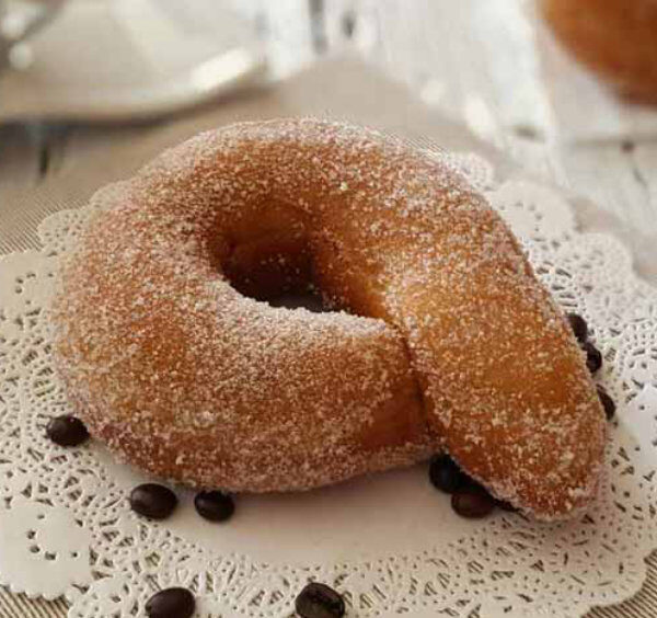 Graffa napolitaine au sucre avec texture moelleuse, spécialité de street food italienne.
