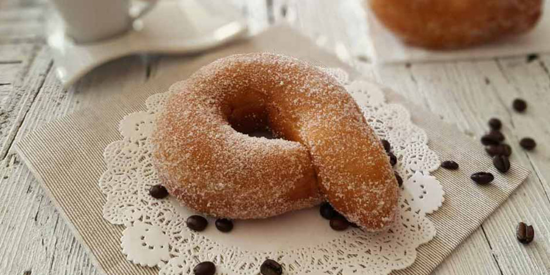 Graffa napolitaine au sucre avec texture moelleuse, spécialité de street food italienne.
