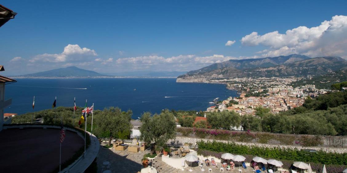 Vue panoramique sur la baie de Sorrente et le Vésuve depuis la terrasse du Grand Hotel Aminta.