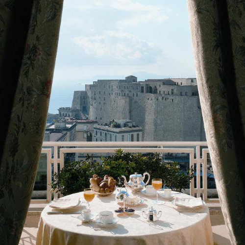 Petit-déjeuner avec vue sur le Castel dell’Ovo depuis le Grand Hotel Vesuvio à Naples.