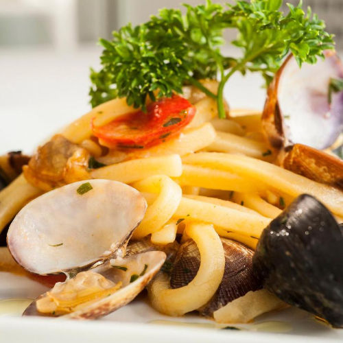 Assiette de pâtes aux fruits de mer fraîches au restaurant du Grifo Hotel.