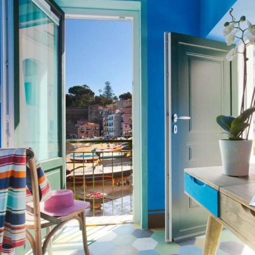 Coin bureau de Grotta Azzurra à Sorrente avec murs bleus, orchidée et balcon.