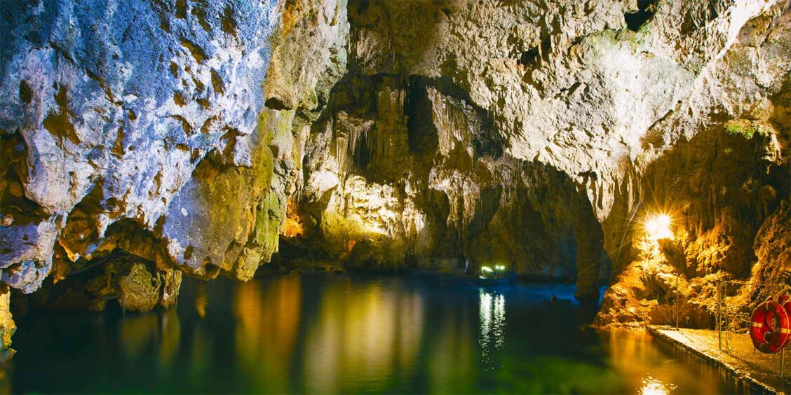 Grotte Émeraude à Conca dei Marini avec formations rocheuses et eau illuminée.