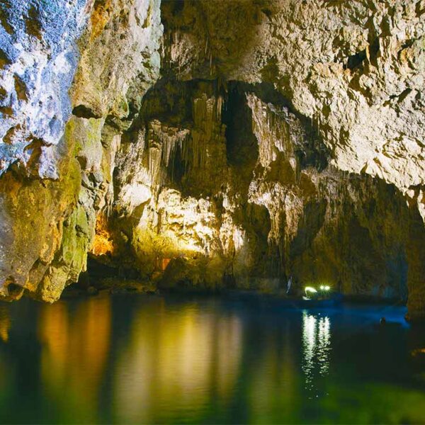Grotte Émeraude à Conca dei Marini avec formations rocheuses et eau illuminée.