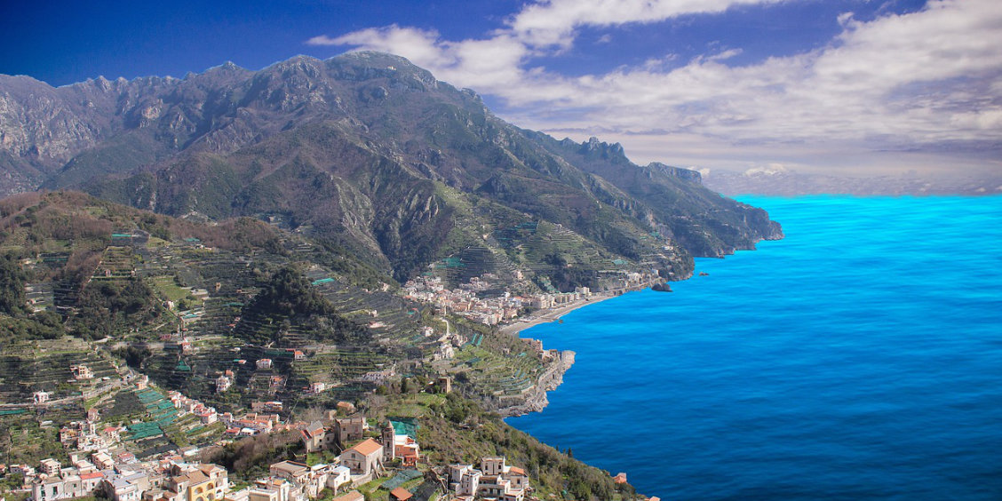 Panorama sur les montagnes et les cultures en terrasses dominant la mer à Maiori.