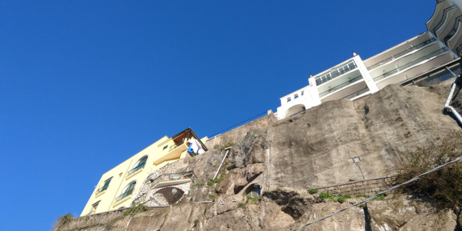 Hébergement à Meta, avec maisons perchées sur les falaises de la côte de Sorrente.