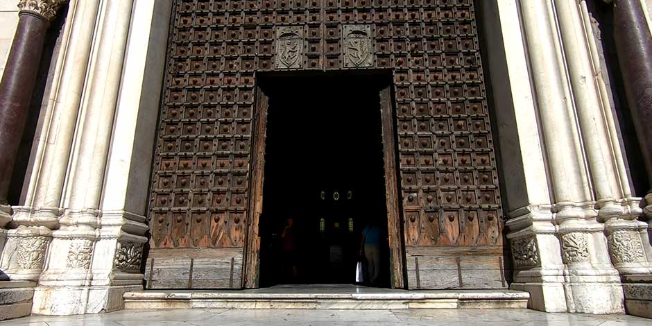 Façade de la cathédrale de Naples (Duomo San Gennaro) avec architecture gothique et détails sculptés.