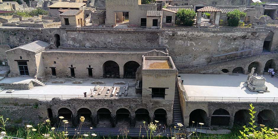 Vue d’ensemble du site archéologique d’Herculanum, avec maisons romaines et vestiges antiques près de Naples.
