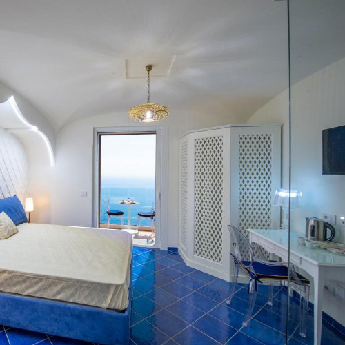 Hotel Holidays Dream à Praiano avec chambre élégante et vue sur la mer.