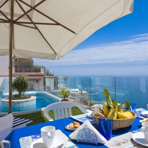 Hotel Holidays Dream à Praiano avec terrasse, piscine et panorama sur la Côte Amalfitaine.